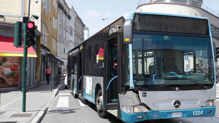 Avtobus trčil v mlaj&scaron;o žensko