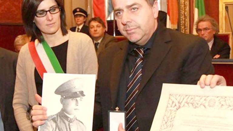 Odlikovanje fa&scaron;istu, sorodnik s črno srajco
