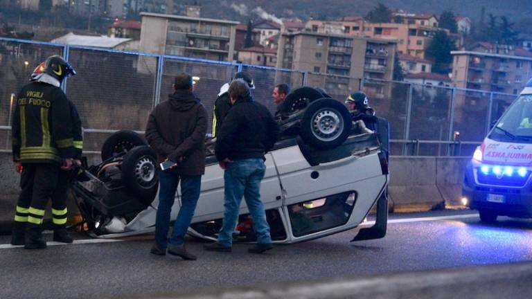 Prevrnjen avtomobil na trža&scaron;ki obvoznici