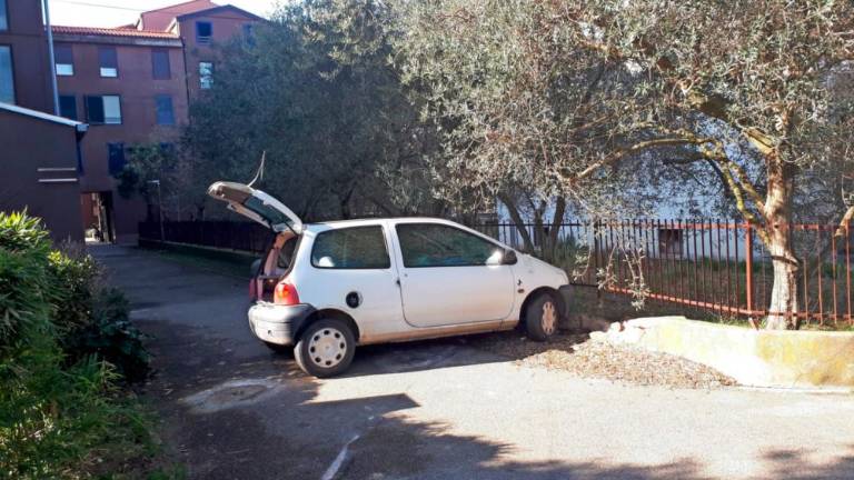 Pijan brez vozniškega dovoljenja vozil neregistriran avtomobil