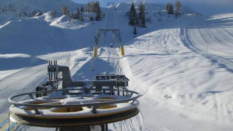 V gorah (v vi&scaron;jih predelih) pol metra novega snega