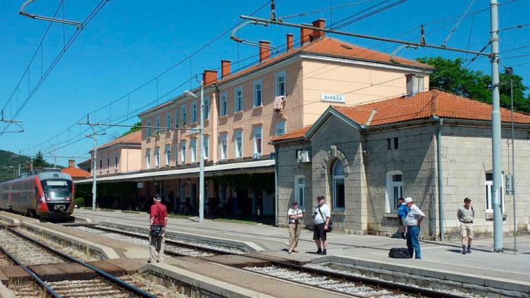 Slovenski policisti na vlaku ustavili večjo skupino prebežnikov