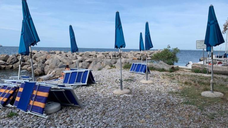 Sodnik potrdil zaseg ležalnikov, lastnik lokala si je prislužil ovadbo