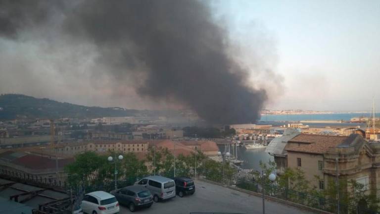 Eksplozije in obsežen požar v Anconi