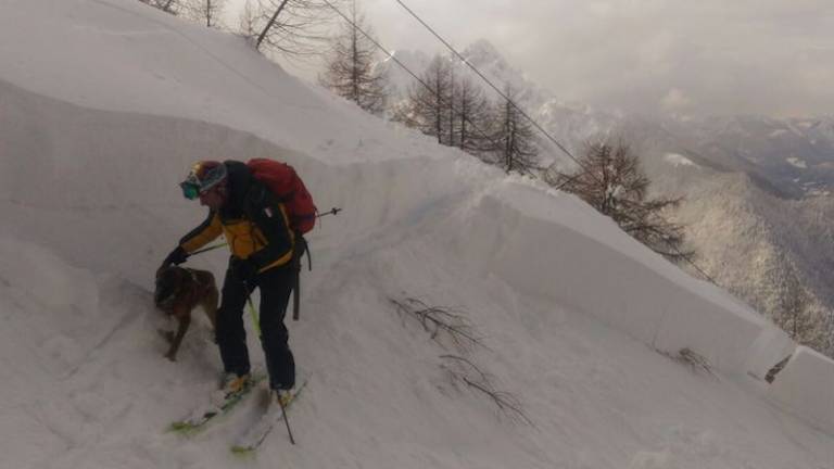 Za ponesrečenega smučarja pridržana prognoza