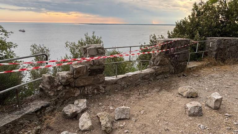 Z udarniškim delom popravljajo zid