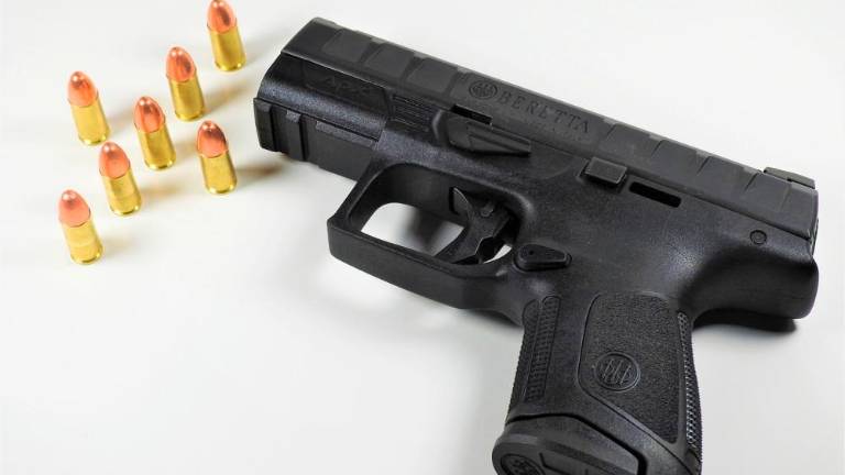 Izročili pištole, puške in avtomatske puške, pa tudi bombe in mine