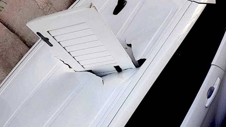 Naoknica predrla avtomobilsko streho