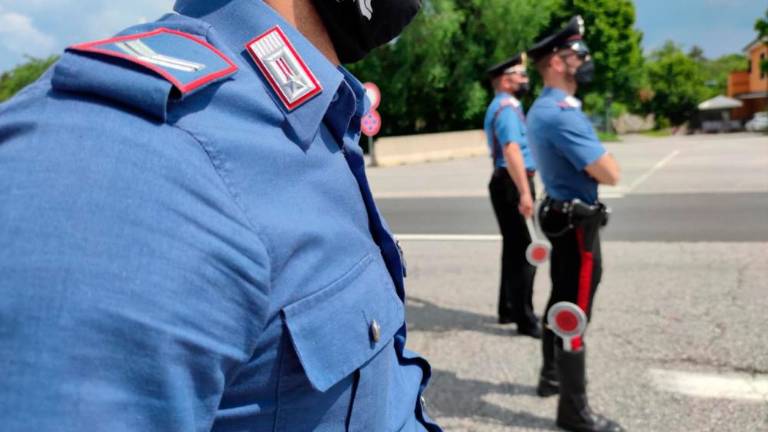 Karabinjerji rešili 95-letnico, ki je splezala na dvometrski zid