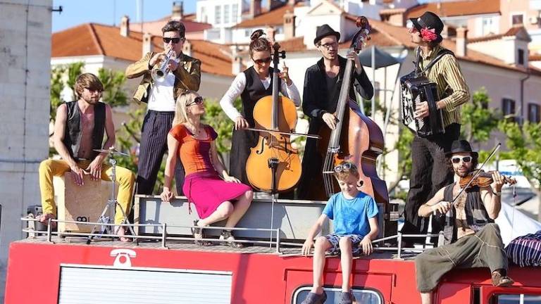 Poletje v Kopru z lutkarji in uličnimi umetniki