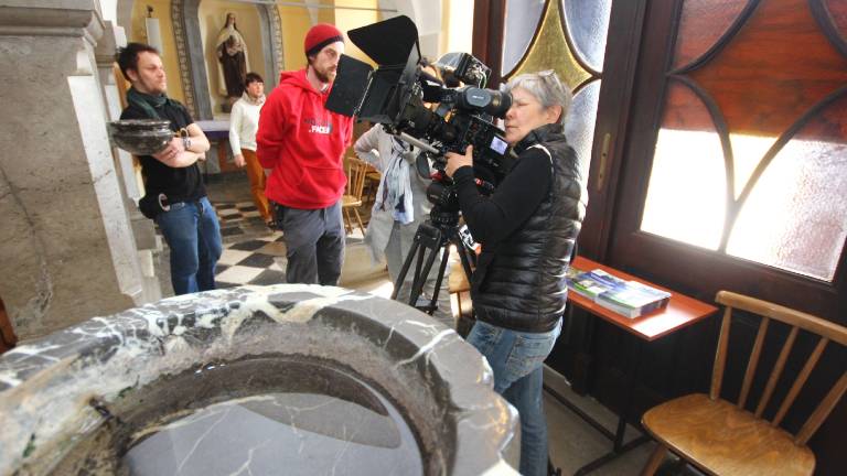 Kdo je ženska, ki leži na Kostanjevici?