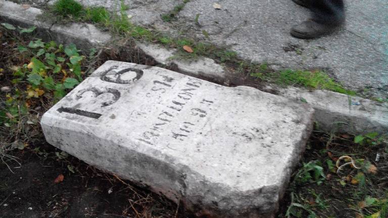 V Devinu sta kradla obcestni kamen