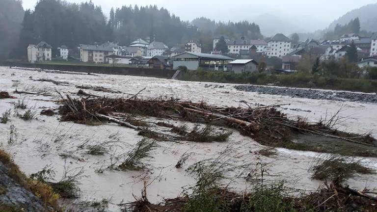 Iz strojev za sanacijo posledic neurja ukradli nafto