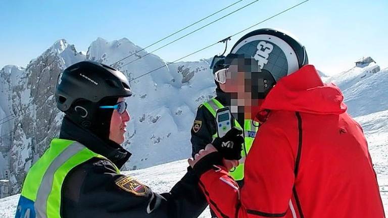 Na Kaninu oglobili pijanega smučarja