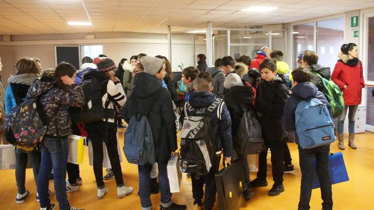 Ločni&scaron;ka &scaron;ola spet zaprta zaradi smradu