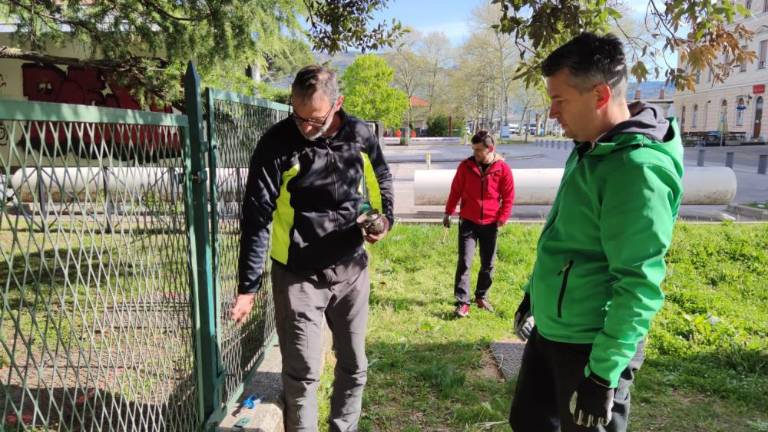 Po mejni ograji bo dokončno padel še zid