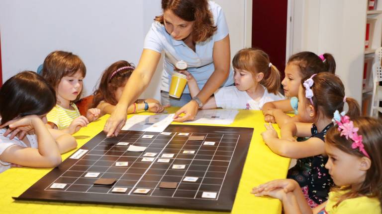 Deklice odkrivajo svet programiranja