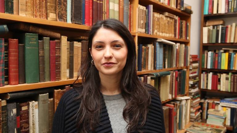 Starinske knjige in splet z roko v roki