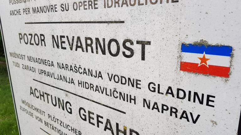 Jugoslavija &scaron;e &raquo;vztraja&laquo;