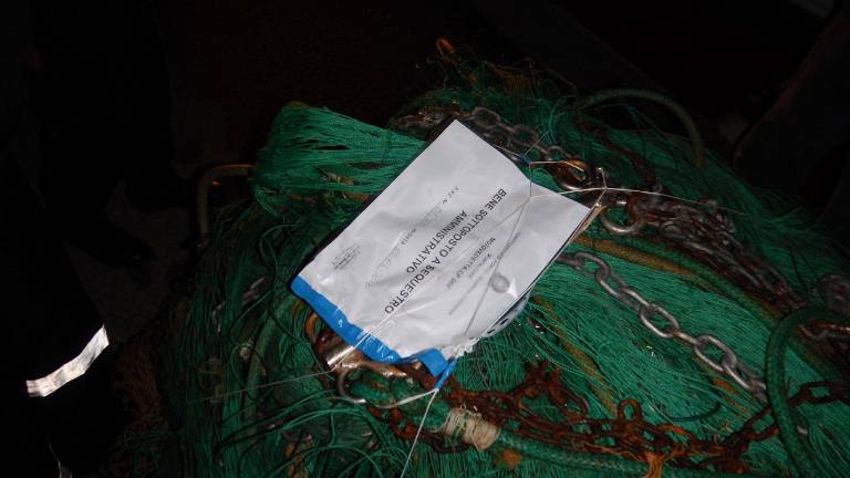 Zasegli vlečno mrežo in naložili globo ribičem