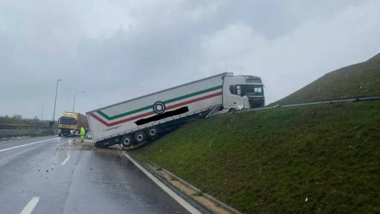 Tovornjak s priklopnikom na avtocesti A23 zapeljal na brežino