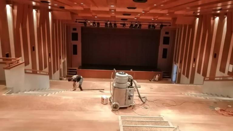 Obiskovalce centra Bratuž bo pričakala prenovljena dvorana