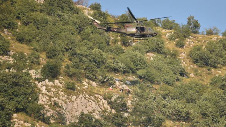 Jadralnega padalca iznad Doline odpeljali s helikopterjem