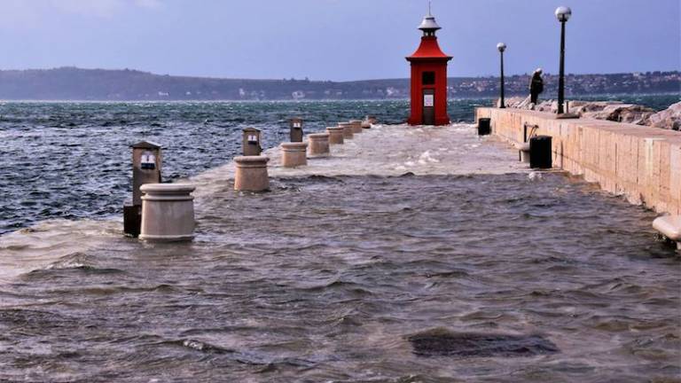 Morje je poplavilo nižje predele obale