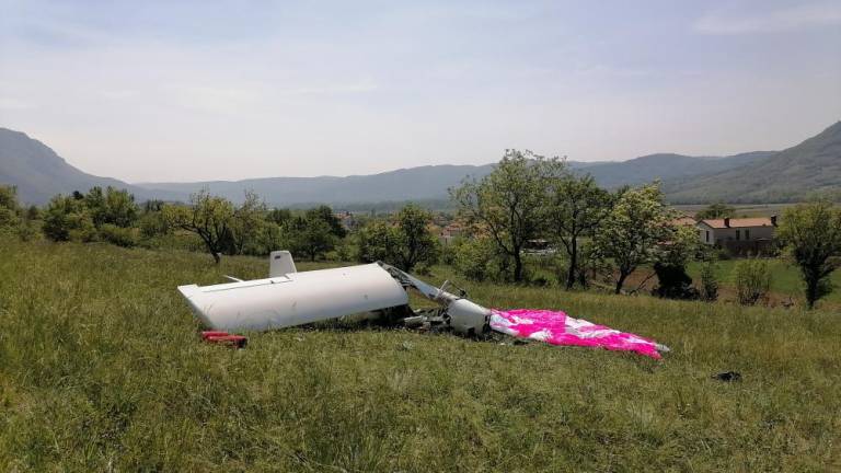 V hudi nesreči trčila ultralahko letalo in padalec