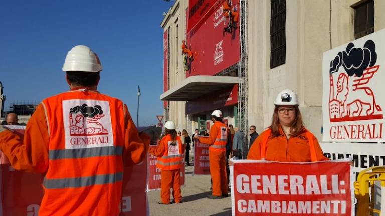 Aktivisti Greenpeace na skup&scaron;čini delničarjev Generali