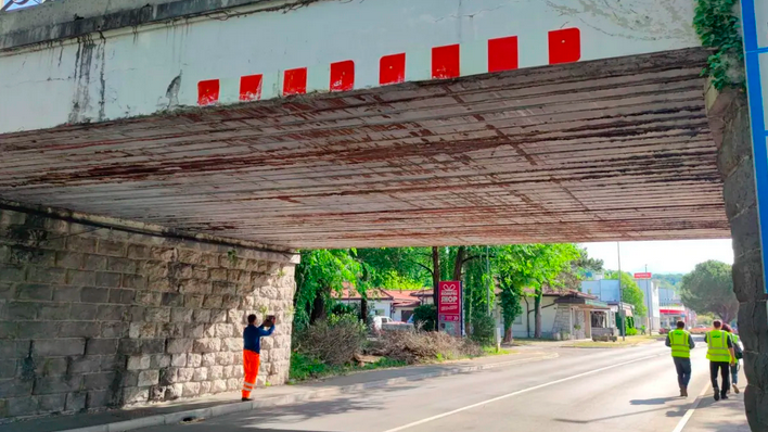 Tovornjak se je zagozdil pod železniški nadvoz