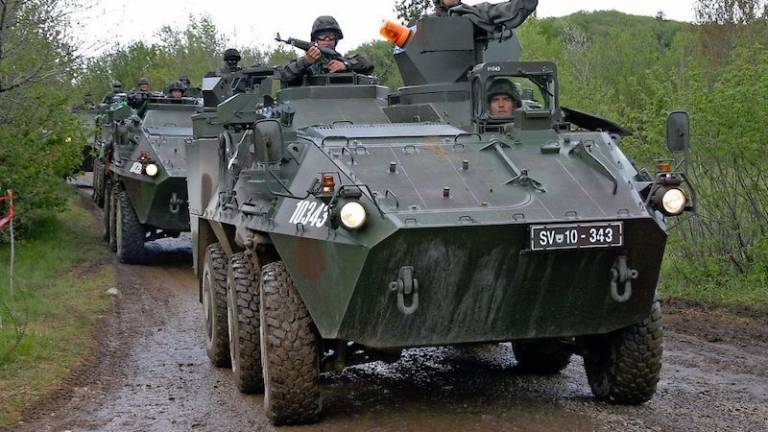 Povečano &scaron;tevilo voja&scaron;kih vozil na slovenskih cestah