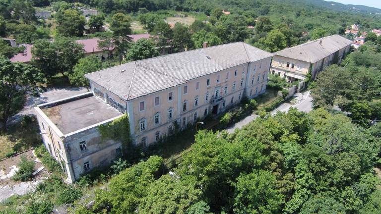 Center za migrante v nekdanji voja&scaron;nici pri Banih?