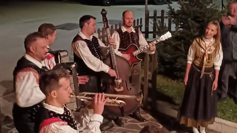 Avseniki navdušili sredi Sovodenj