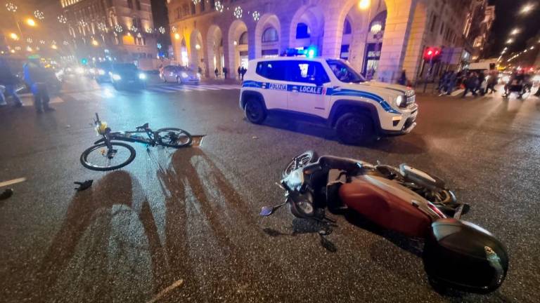 Trčila skuterist in dostavljavec hrane