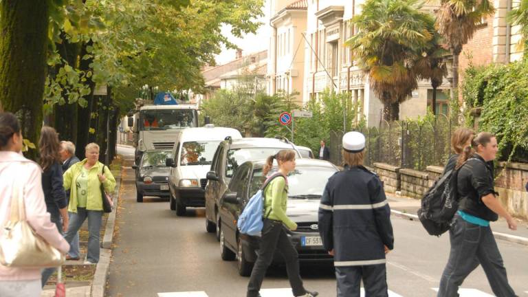 Skočila pred avto in re&scaron;ila &scaron;olarje