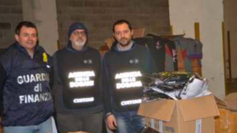 Zasegli 1400 kosov ponarejenega blaga