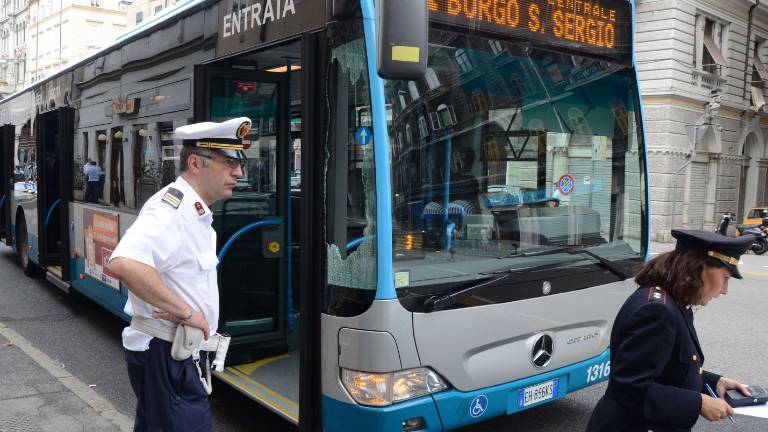 14-letnik pod avtobus