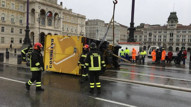 Burja prevrnila tovornjak pred Velikim trgom