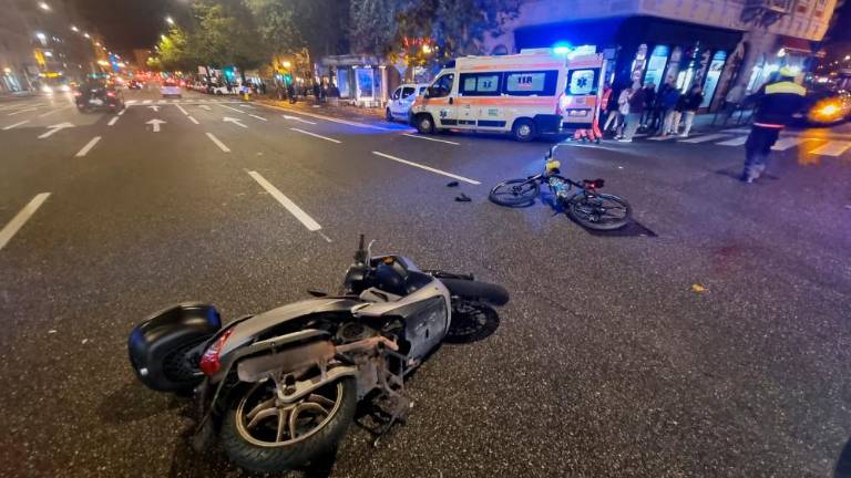 Trčila skuterist in dostavljavec hrane