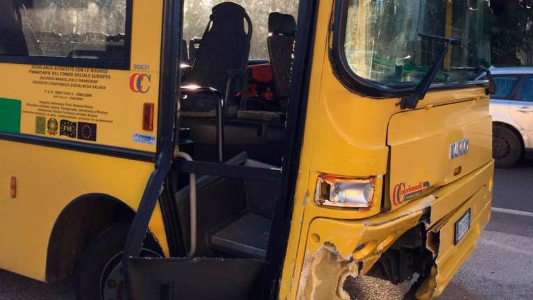 V Sesljanu osebni avtomobil trčil v šolabus