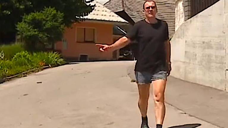 Žavbi in oče grobo napadla TV ekipo