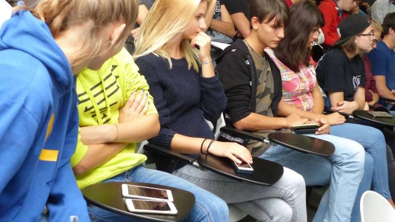 Mobilni telefon? Tudi osem ur dnevno