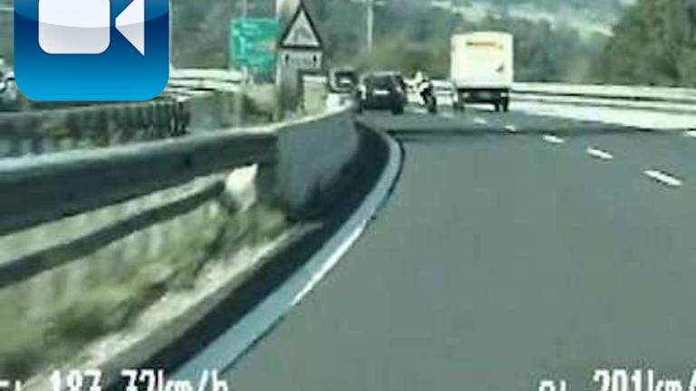 <div>Med Postojno in Senožečami motorist vozil 221 km/h</div>