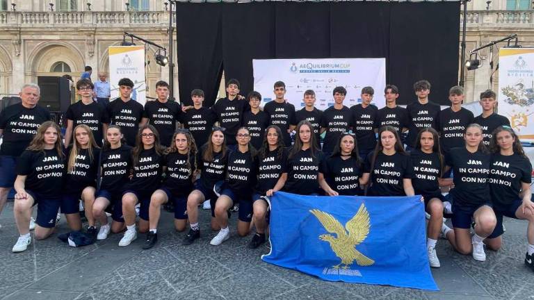 Odbojkarji in odbojkarice s črnim trakom v spomin na Jana