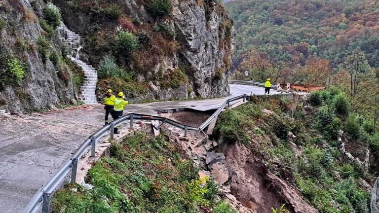 Nekatere reke poplavljajo, zaprtih več cest, Arso objavil rdeče opozorilo