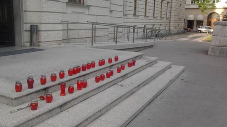 Sveče pred ljubljanskim sodi&scaron;čem