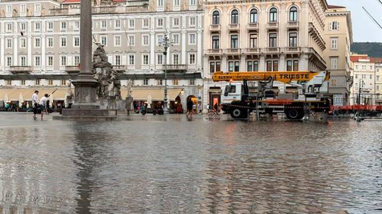 Marsikje na nabrežju je prišlo do poplav, voda se je nabrala tudi na Velikem trgu (LUCA TEDESCHI/FOTODAMJ@N)