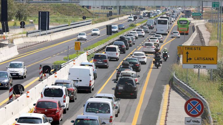 Marsikje zastoji, pri Mo&scaron;čenicah kolona dolga 3 km