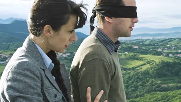 V videospotu zadruge Coop Brda in Lara Komar